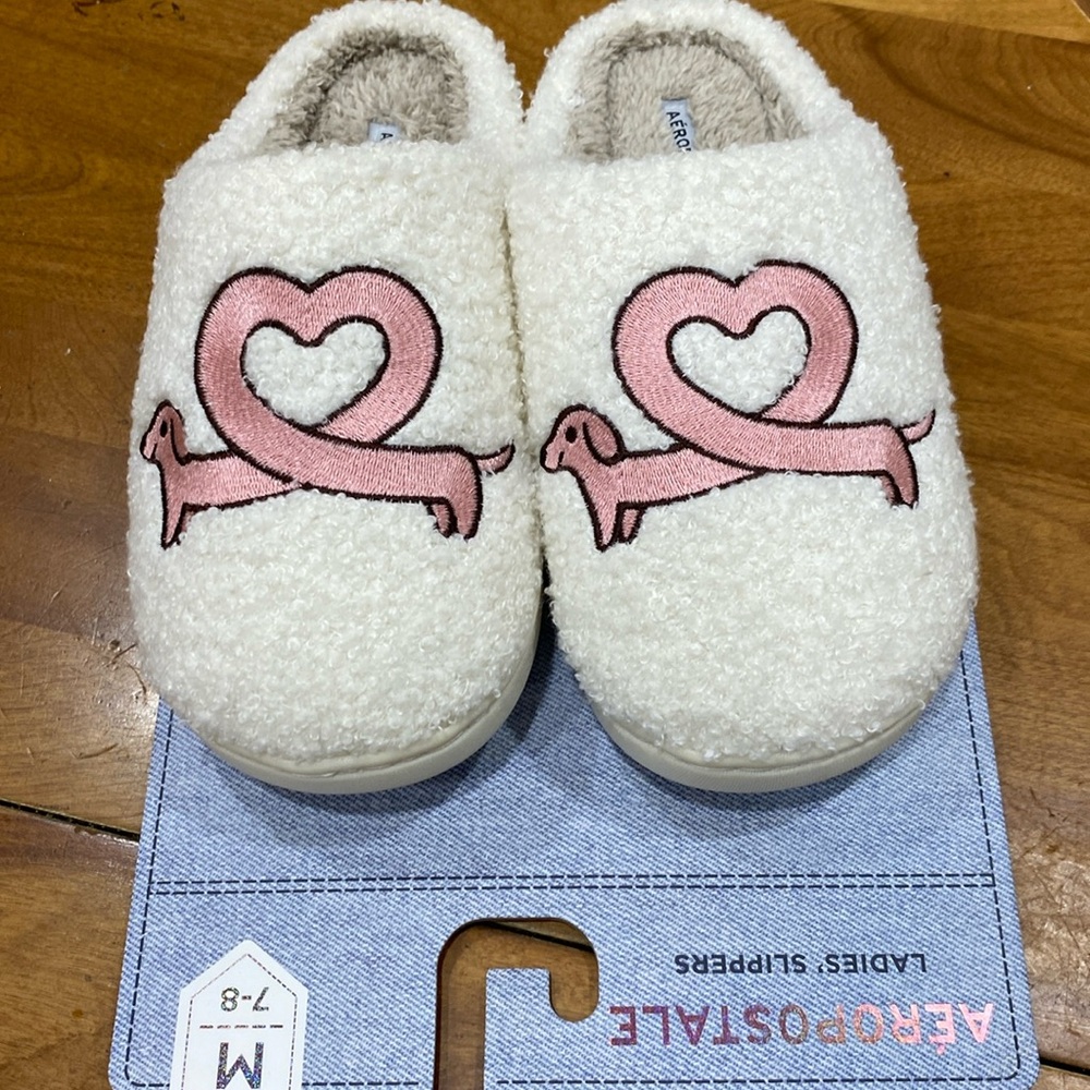 COPY - NWT.  Aeropostale, ladies’ size 7-8 (M), slippers.